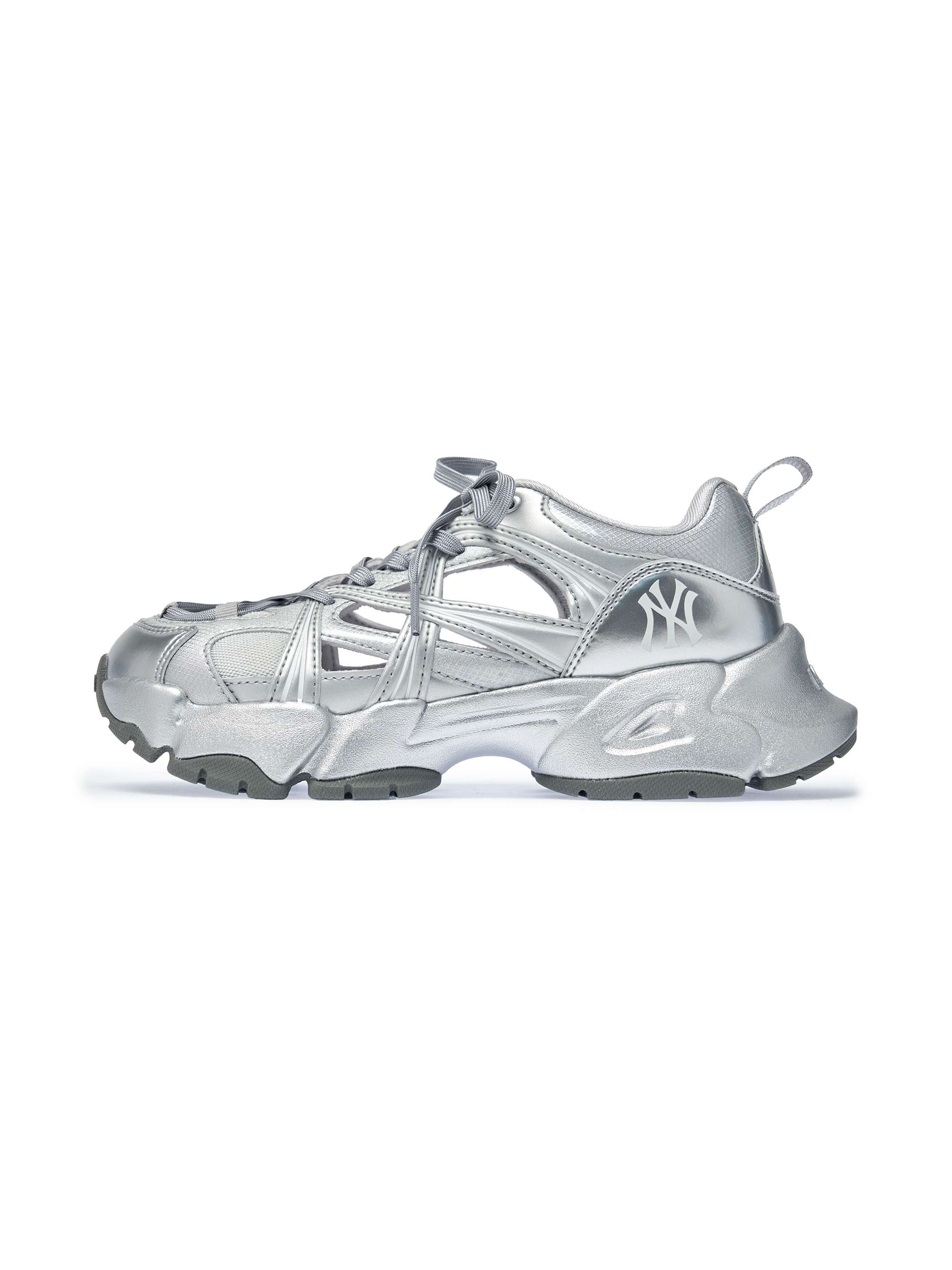 MLB Pastry Runner Mask Metal New York Yankees SILVER : chaussure argentée, logo NY, sur fond blanc, style lifestyle.