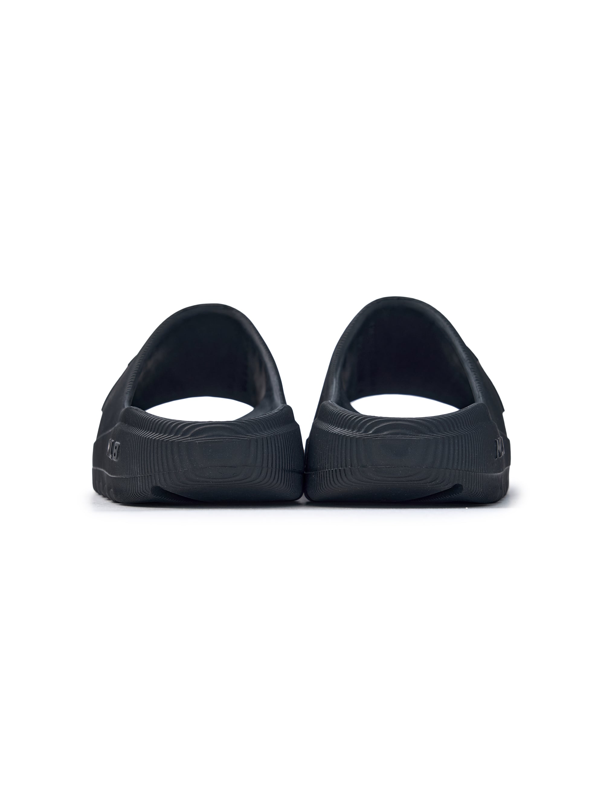 MLB Skipper Slide New York Yankees BLACK, sandales noires de la marque MLB, vue de face sur fond blanc.