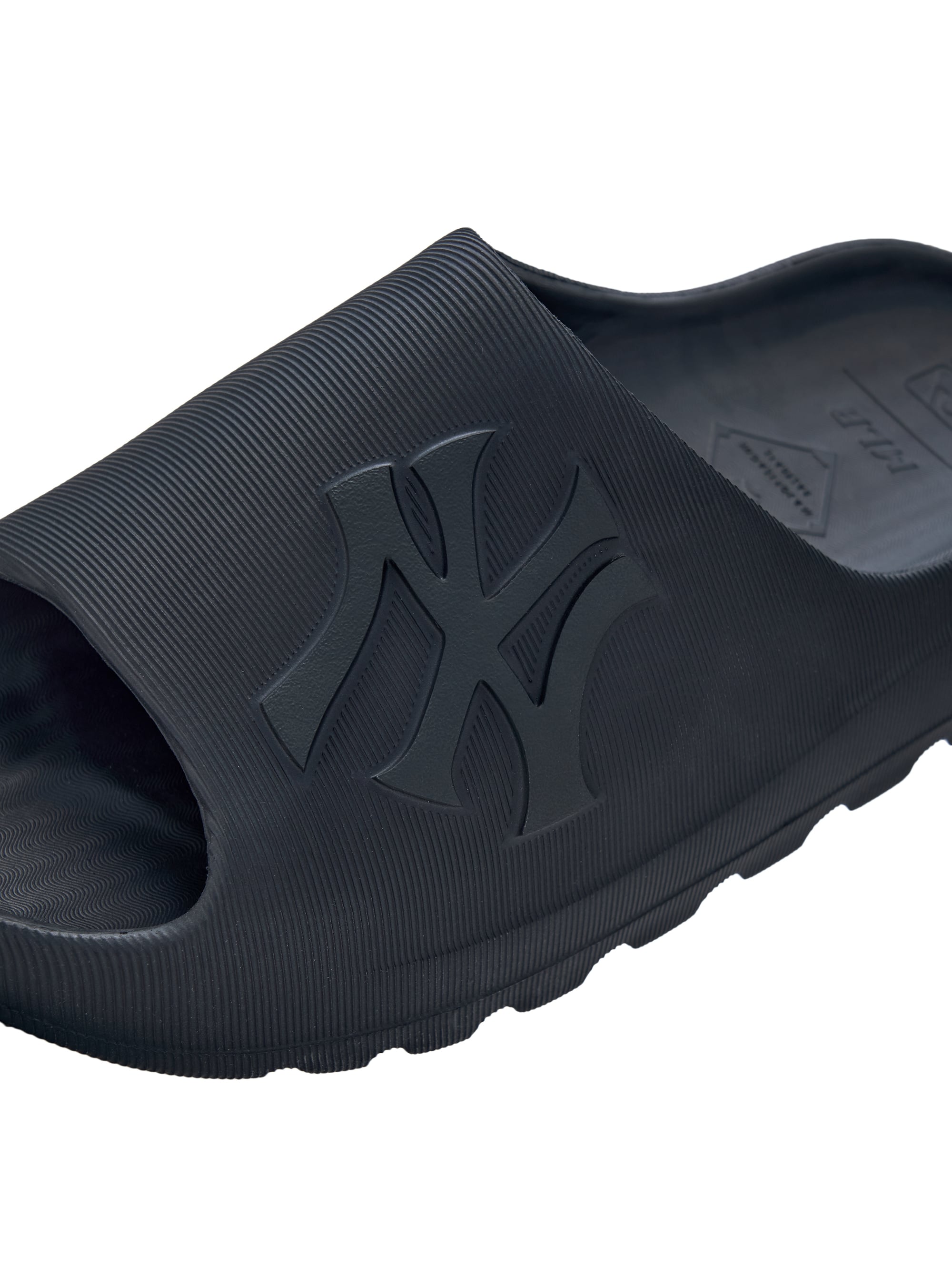 MLB Skipper Slide New York Yankees BLACK, chausson noir à semelle texturée, gros plan sur logo Yankees.