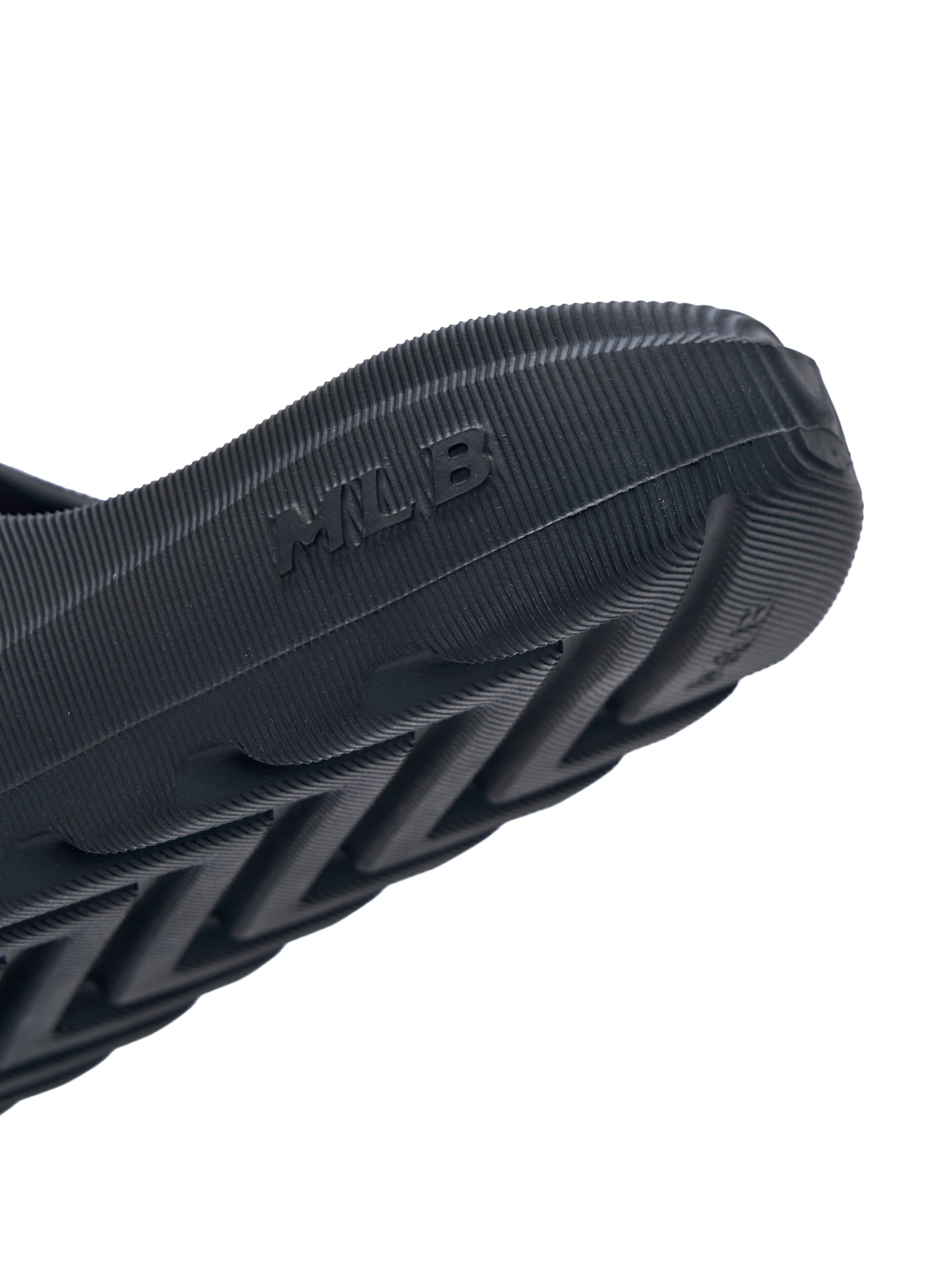 MLB Skipper Slide New York Yankees BLACK, visuel gros plan semelle noire avec texture et logo MLB, style plage.