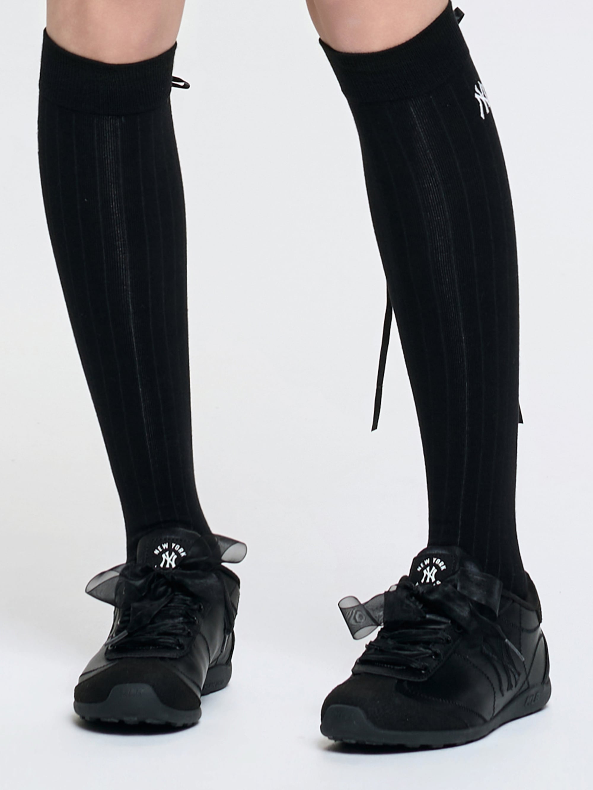MLB Slick Powder New York Yankees BLACK, chaussures noires avec chaussettes MLB, vue sur pieds sur fond blanc.