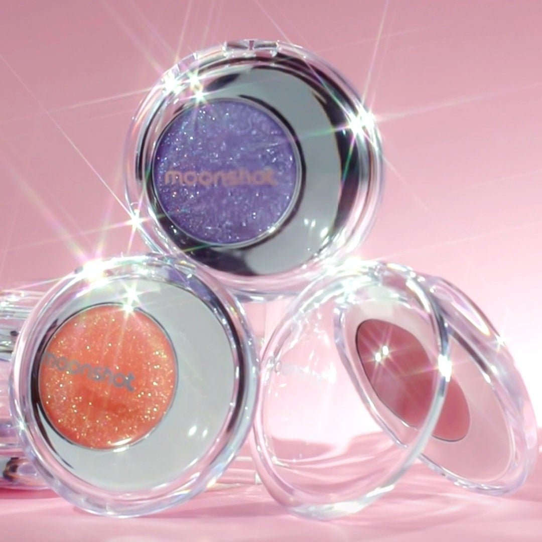 MOONSHOT Melting Mood Lip & Cheek : pots de blush et lip gloss brillants, marque MOONSHOT, fond rose scintillant.