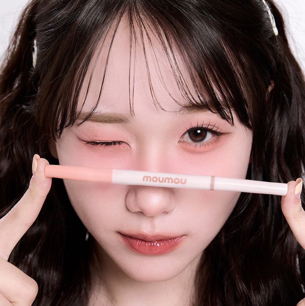 MOUMOU Aegyo Flirting Easy Fit Duo, femme appliquant un correcteur crème rose sur le visage, marque visible.