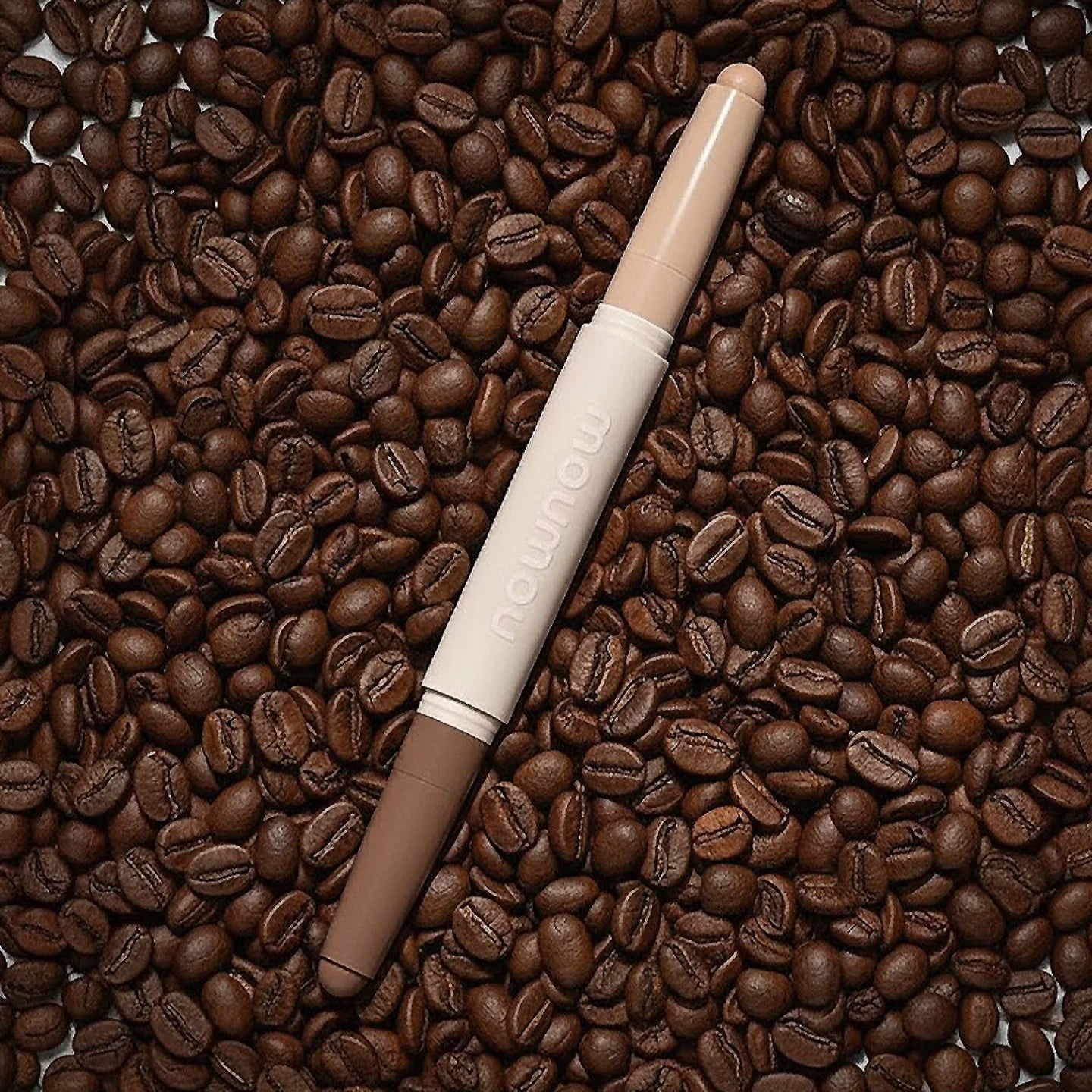 MOUMOU Pro Contouring Noes Shading, stylo maquillage sur grains de café, fond visuel texture café