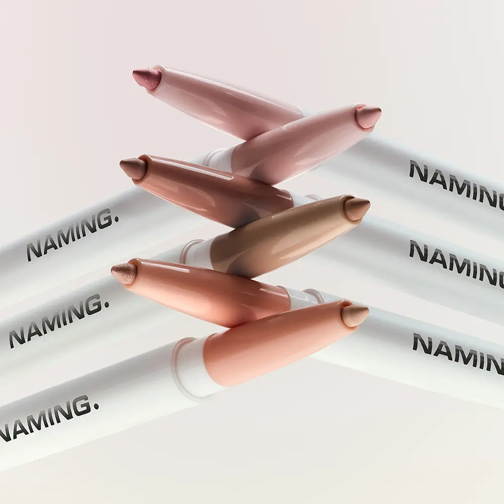 NAMING Pencil Dual Liner : crayons double liner NAMING en teintes nude, sur fond blanc, mise en scène produit.