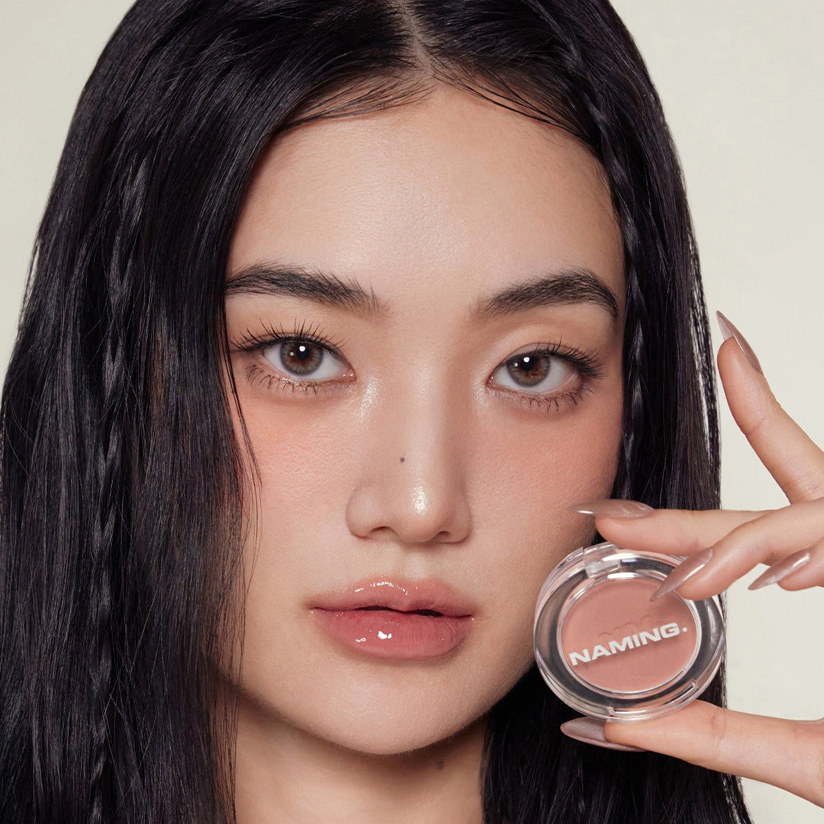 NAMING Fluffy Powder Blush, maquillage en poudre duveteux, pot NAMING et visage maquillé sur fond clair