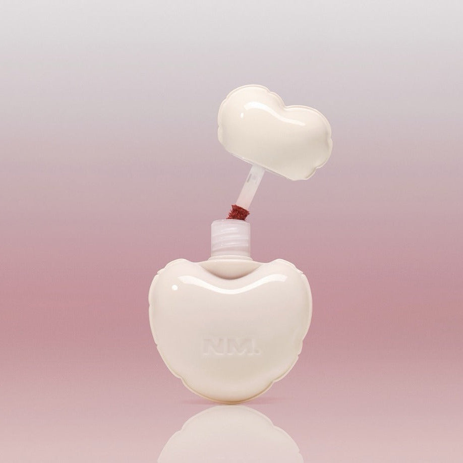 NAMING Glow Heart Lip Tint, flacon cœur brillant sur fond rose clair, visuel produit maquillage beauté