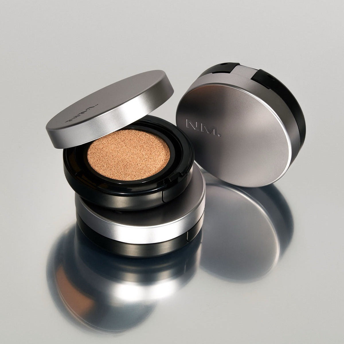 NAMING Layered Matte Fit Cushion de la marque NAMING, compact de maquillage au look métal sur fond clair.
