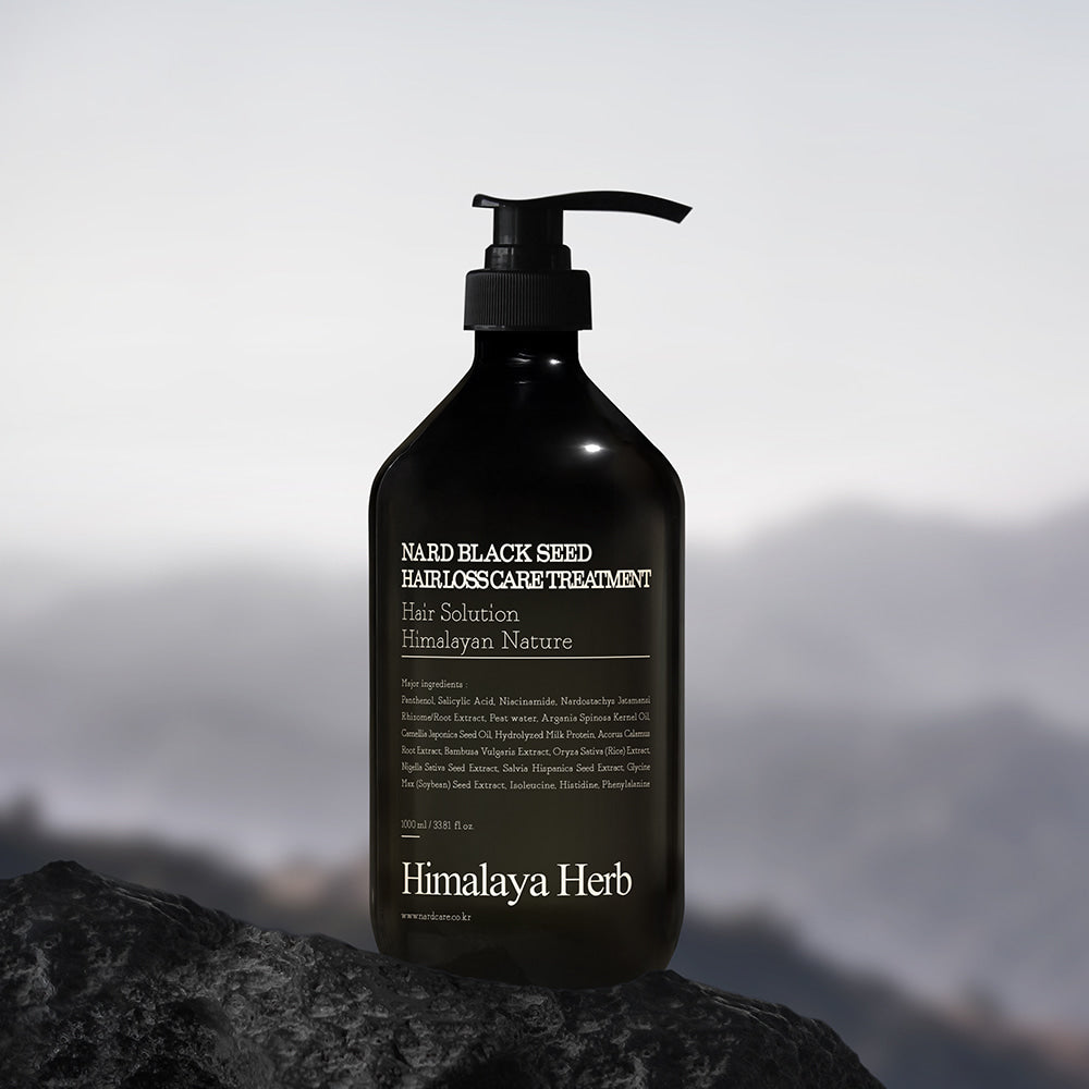 NARD Black Seed Hair Loss Treatment 1000ml de la marque NARD, flacon noir sur fond montagneux, traitement anti-chute.