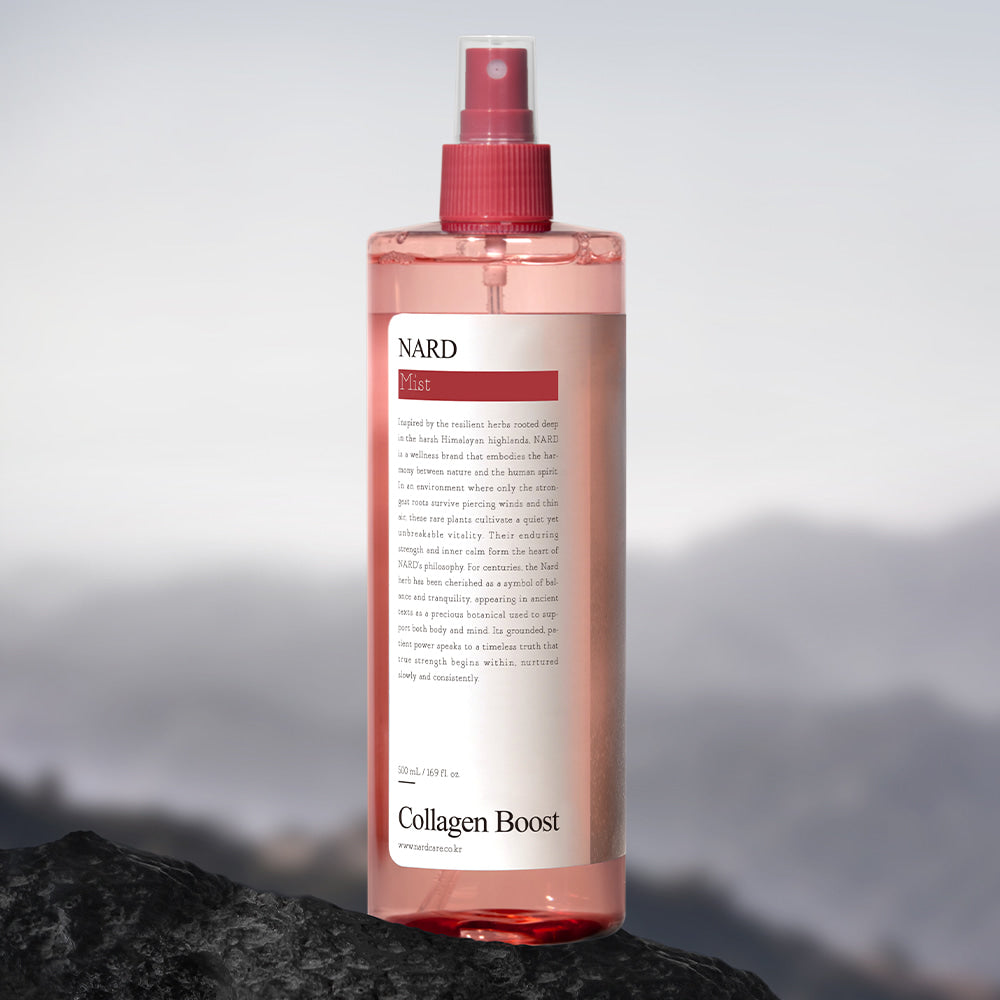 NARD Collagen Mist 500ml de la marque NARD, flacon spray rose sur rocher avec fond montagne, ambiance beauté