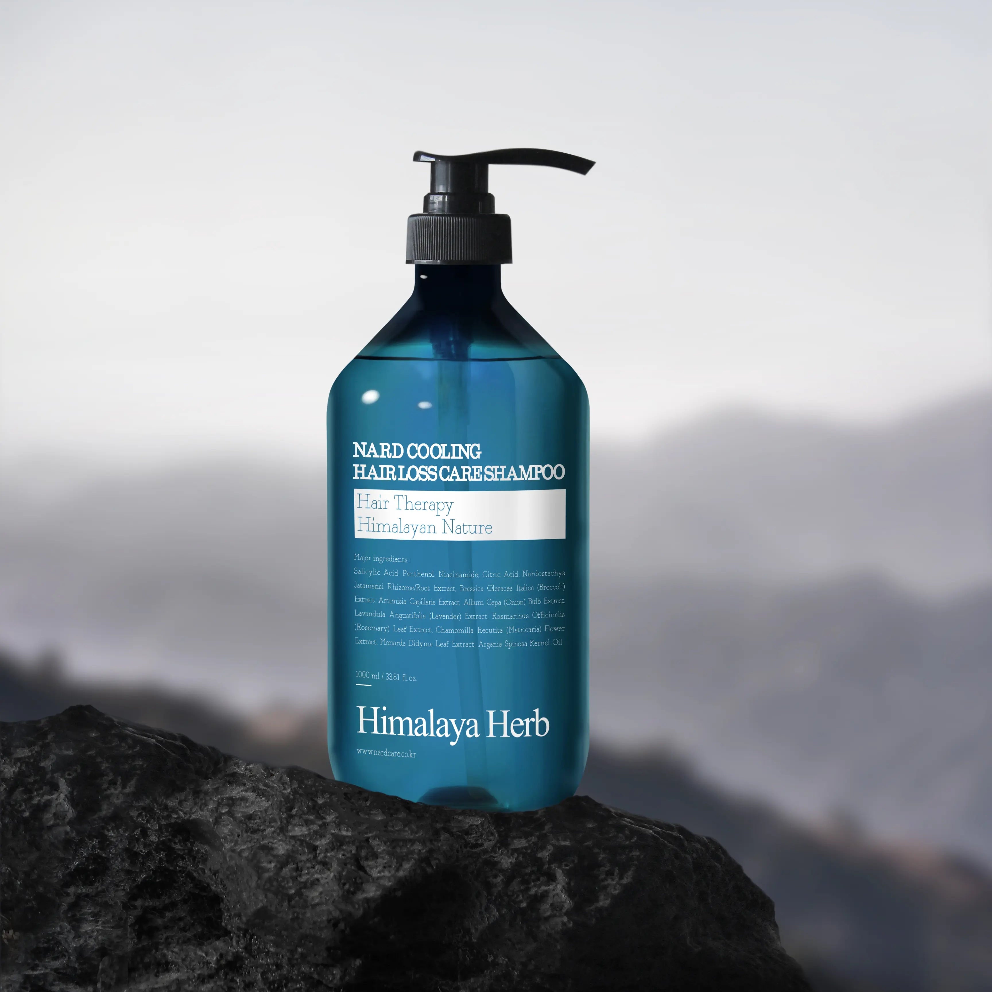 NARD Cooling Anti-Hair Loss Shampoo 500ml, flacon bleu Himalaya Herb sur rocher, ambiance montagne, produit en gros plan
