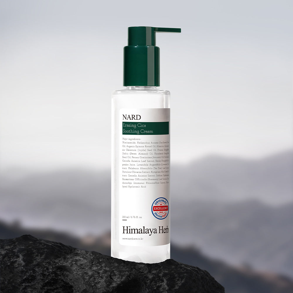 NARD Erasing Cica Soothing Cream 200ml de la marque NARD, flacon blanc vert sur roche, fond montagne, apaisant.