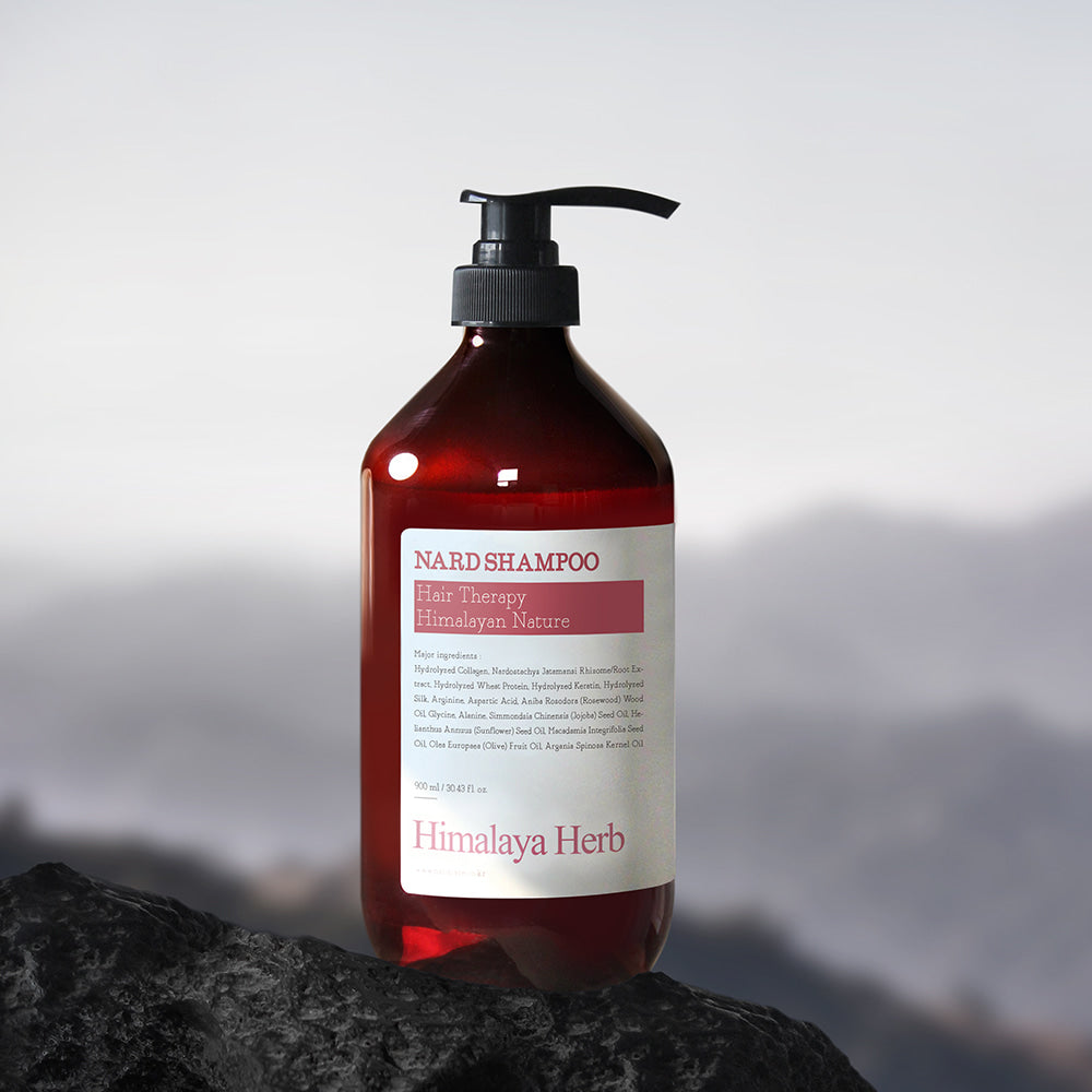 NARD Hair Solution Himalayan Nature 1000ml de NARD, flacon rouge sur roche et montagnes, style naturel en arrière-plan.