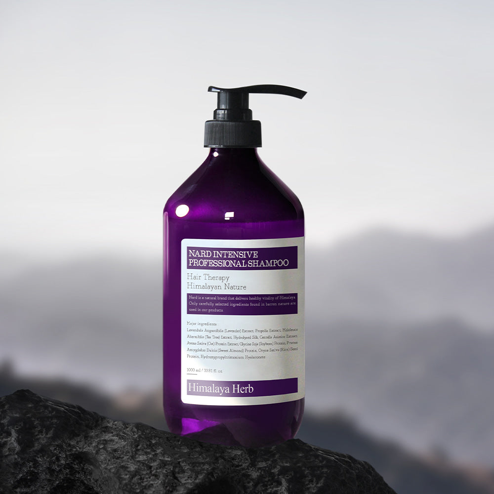 NARD Intensive Professional Shampoo 1000ml de la marque NARD, flacon violet sur rocher, ambiance montagne, vue produit.
