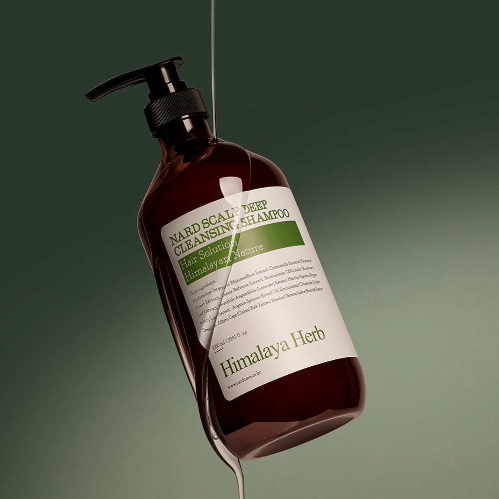 NARD Scalp Dandruff Deep Cleansing Shampoo 1000ml, flacon brun avec pompe, marque NARD, contexte visuel studio vert.