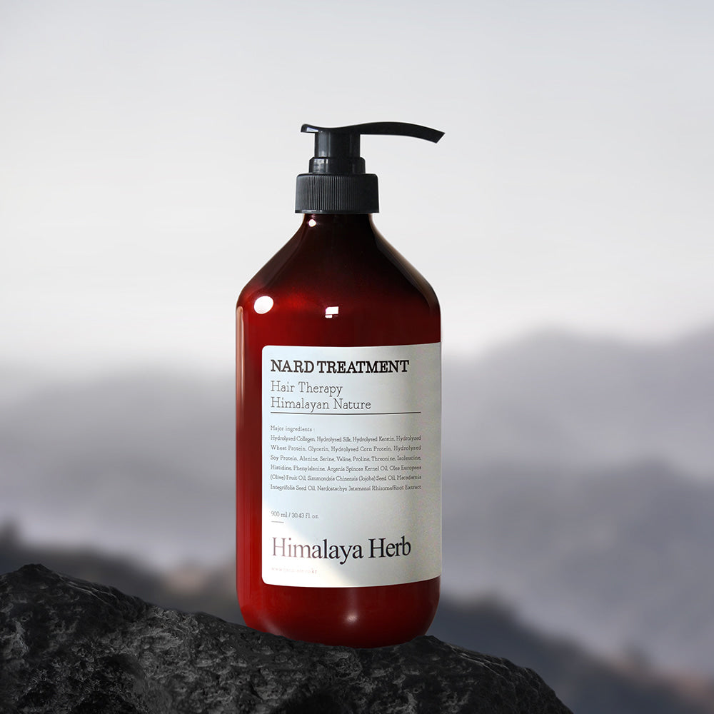 NARD Treatment 1000ml de la marque NARD, flacon pompe rouge sur roche, contexte montagne, arrière-plan flou.