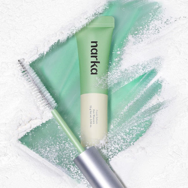 NARKA Fresh Sebum Hair Mascara de la marque NARKA : tube vert sur texture crème, contexte spa.