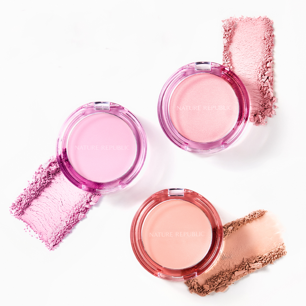 NATURE REPUBLIC Byflower Petal Blusher : trois blushs rose et pêche, avec poudre au pinceau sur fond clair