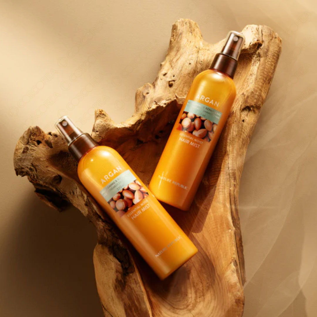 Deux bouteilles de NATURE REPUBLIC Essential Moisture Hair Mist 220ml posées sur une surface en bois.