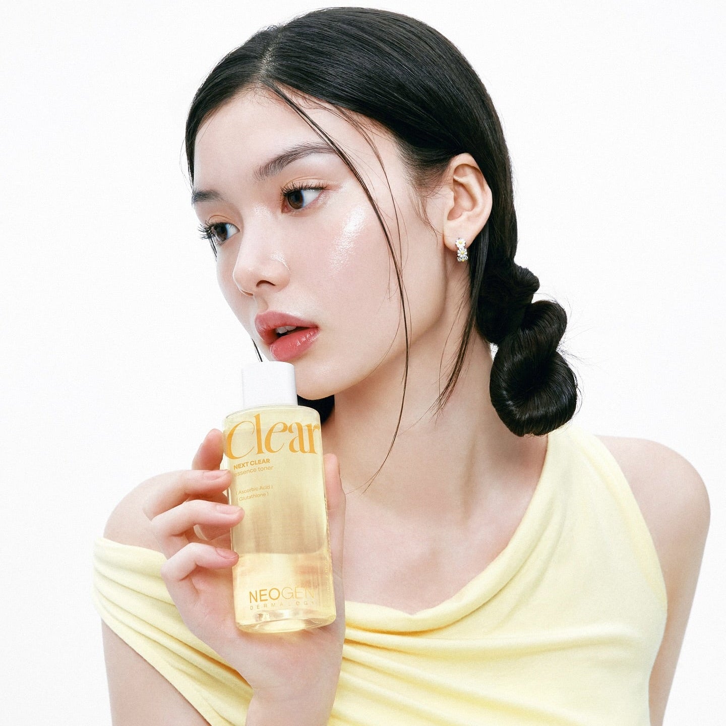 NEOGEN Next Clear Essence Toner 210ml : bouteille sur fond blanc, femme l’utilise, marque NEOGEN en contexte beauté