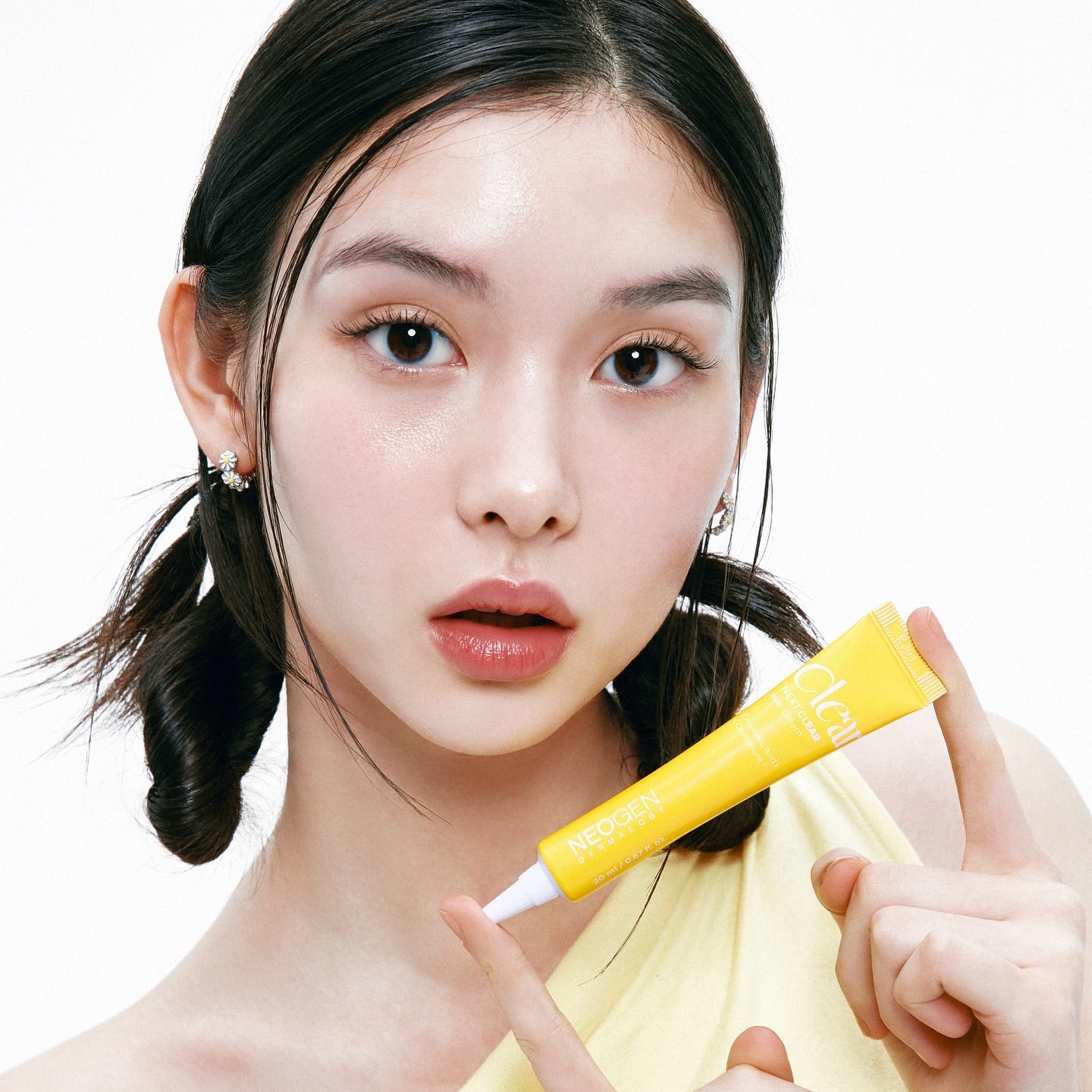 NEOGEN Next Clear Eye Cream 20ml de la marque NEOGEN : tube jaune appliqué sur la zone des yeux, fond blanc
