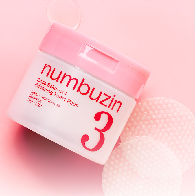 NUMBUZIN No.3 Bifida Bakuchiol Exfoliating Toner Pads, marque NUMBUZIN, pads exfoliants sur fond rose, image produit