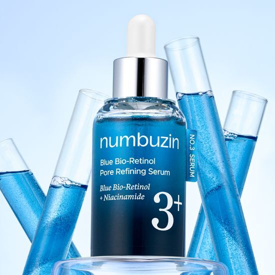 Décris l'image en français : NUMBUZIN No.3 Blue Bio Retinol Pore Ampoule 30ml, marque numbuzin, flacon bleu avec sérum sur fond bleu.