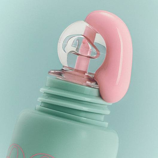 NUSE Mousse Care Cheek Handy de la marque NUSE, flacon mousse rose sur fond vert pastel, gros plan.