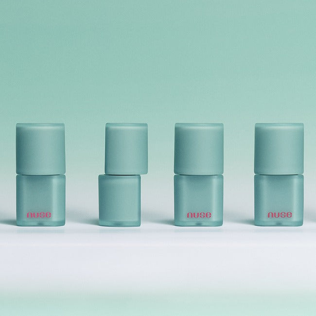 NUSE Mousse Liptual de NUSE, flacons mousse vert menthe sur fond clair, mise en scène produit