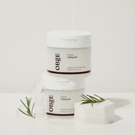 OBGE Intense Chilling Pad 70pc de la marque OBGE : pads blancs sur fond clair, avec herbes et cubes de glace.