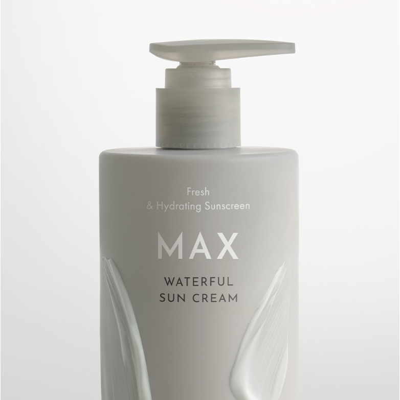 OBGE Max Waterfull Sunscreen 300ml, flacon crème solaire MAX Waterful, fond blanc, contexte skincare.