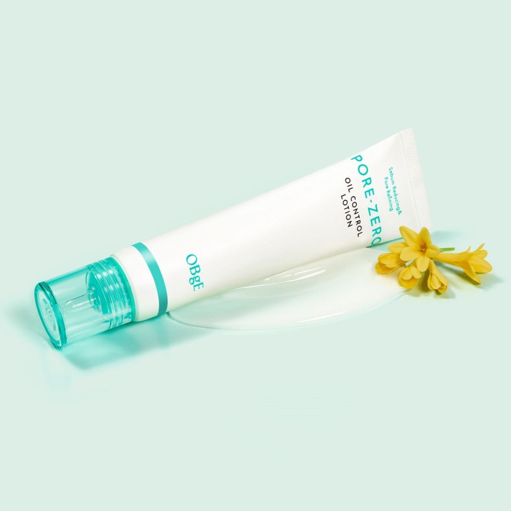 Décris l'image en français : OBGE Pore Zero Oil Control Lotion 70ml, flacon sur fond clair avec fleur, marque OBGE