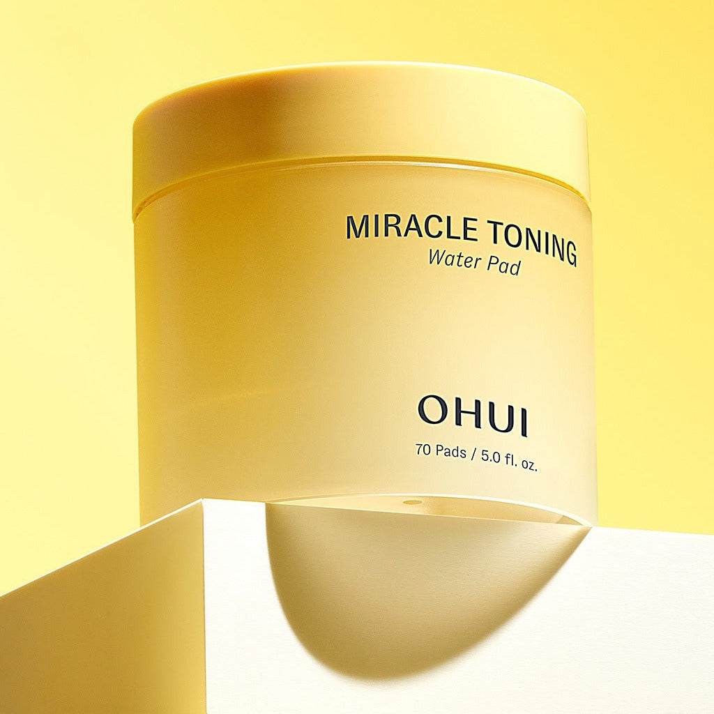OHUI Miracle Toning Water Pads 70 sheets, marque OHUI sur pack jaune, contexte beauté/soin du visage