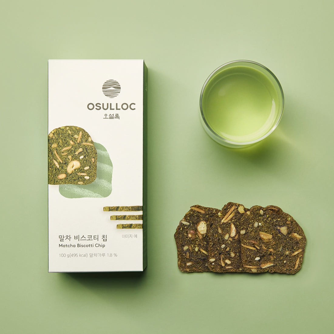 OSULLOC Matcha Biscotti Chips 100g sur fond vert, biscuits et tasse de matcha, marque OSULLOC en contexte visuel.