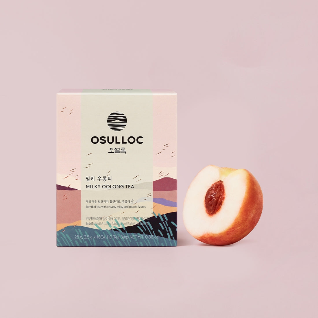 OSULLOC Milky Oolong Tea 10 p, boîte et fruit de pêcher sur fond rose pastel, ambiance photo produit