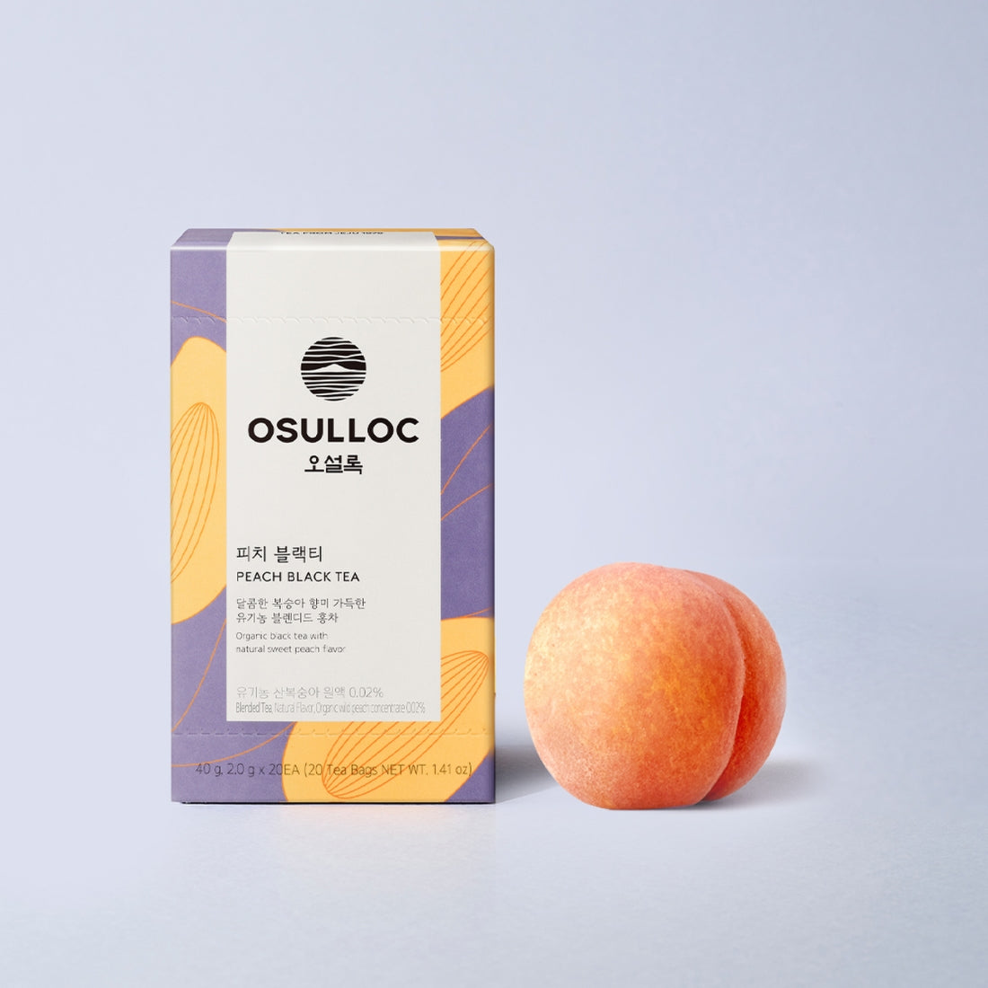 OSULLOC Peach Black Tea 20 packs : boîte OSULLOC et pêches sur fond clair, photo produit en studio.