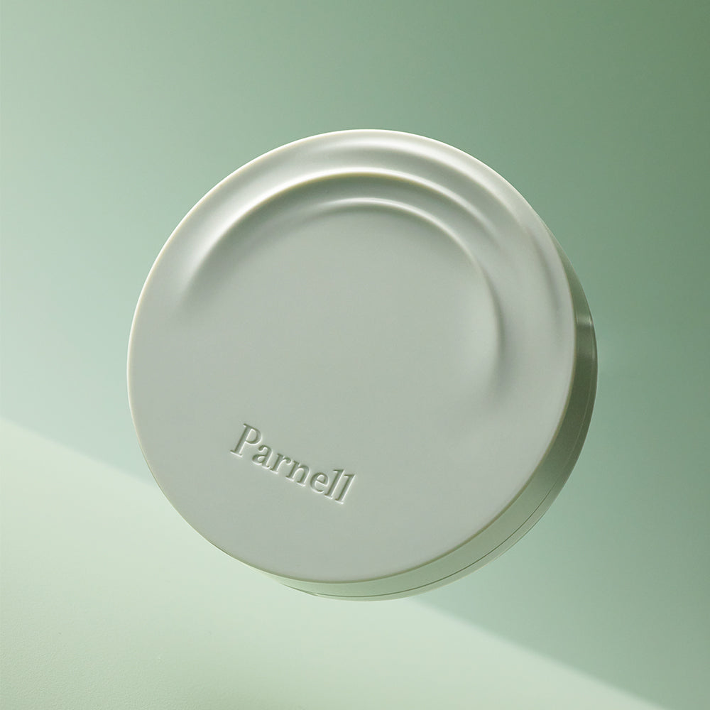 PARNELL Cicamanu Serum In Matte Cushion, marque Parnell, pot crème sur fond vert pastel, photo produit en gros plan.