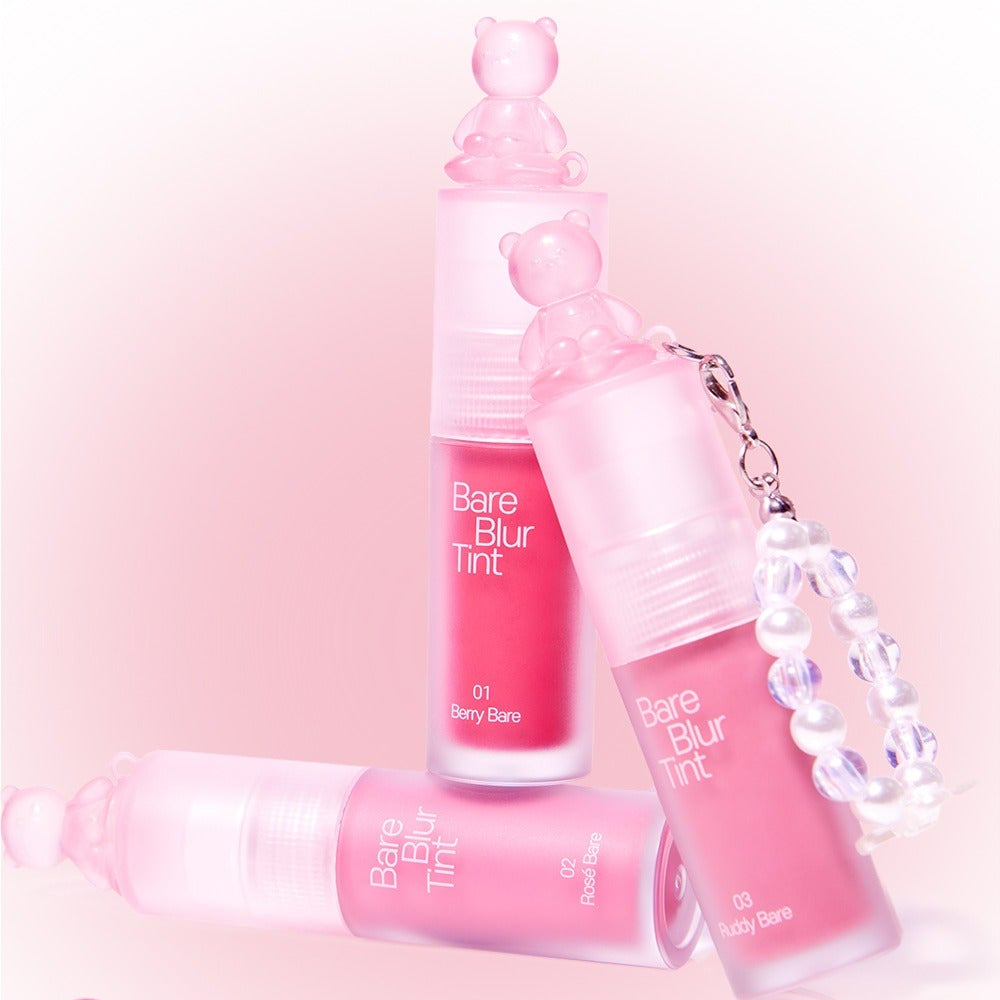 PASSION CAT Bere Blur Tint, flacons et chapelet roses sur fond rose pâle, visuel beauté produit.