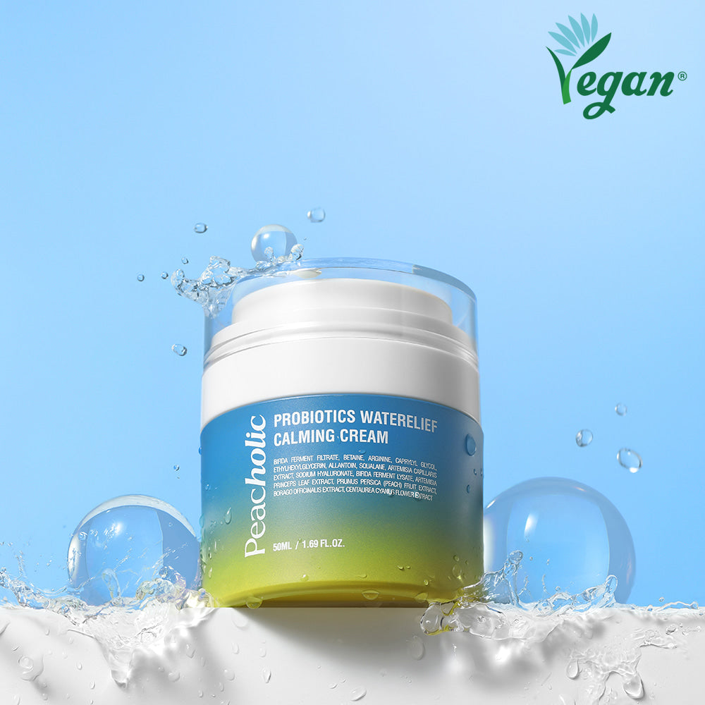 PEACHOLIC Probiotics Water Relief Calming Cream 50ml, crème apaisante avec gel d’eau, flacon sur fond bleu ciel.