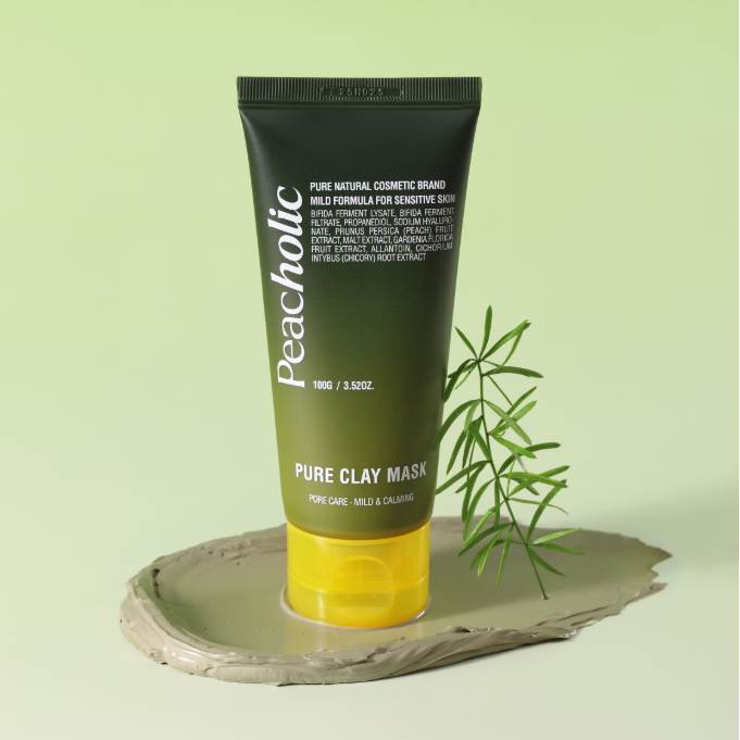 PEACHOLIC Pure Clay Mask 100ml, tube sur fond vert avec argile et plantes, visuel produit beauté en studio.