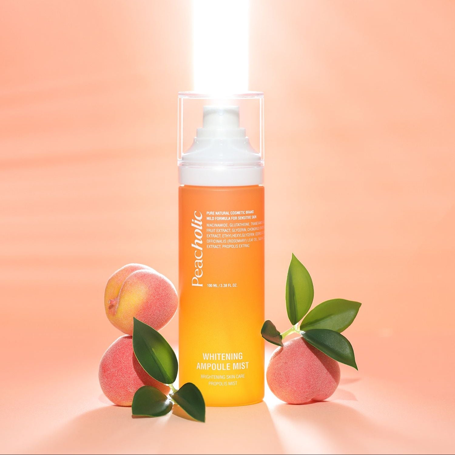 PEACHOLIC Whitening Ampoule Mist 100ml, bouteille blanche sur fond pêche avec feuilles et fruits, mise en scène maquillage.