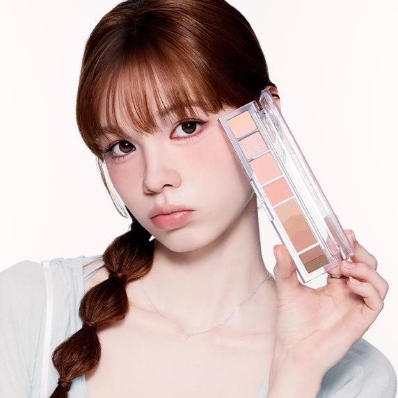 PERIPERA All Take Mood Palette : maquillage avec étui de palette et teintes nude, modèle portrait sur fond clair.