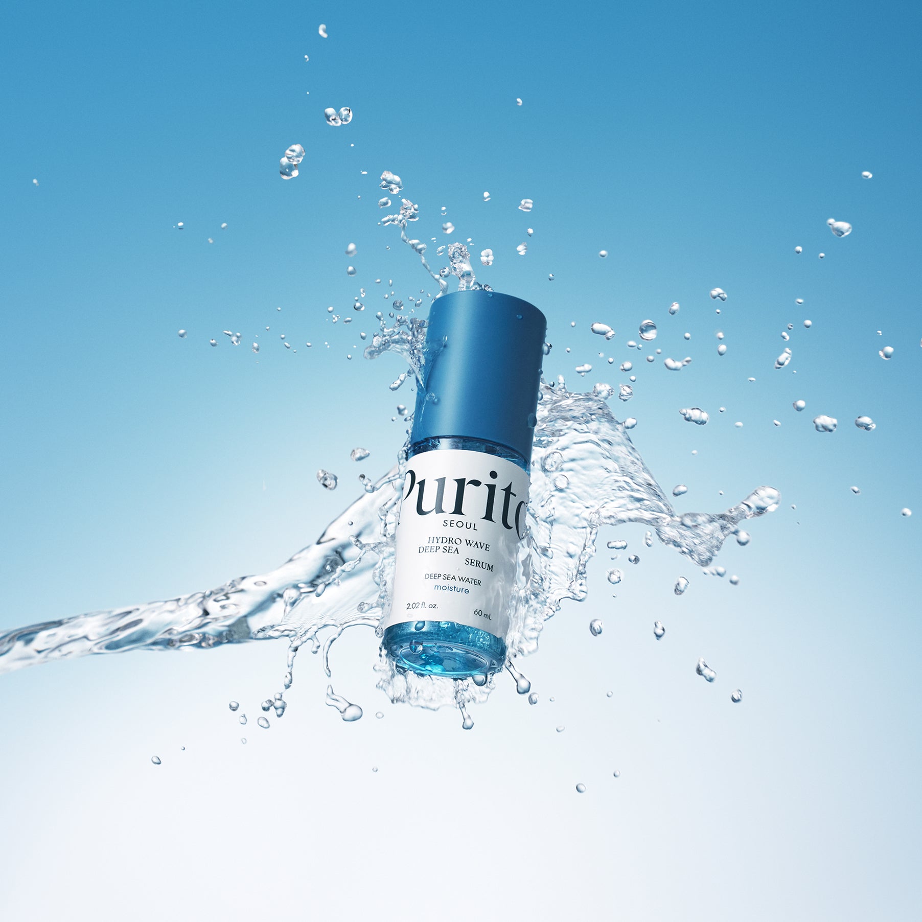 PURITO Hydro Wave Deep Sea Serum 60ml de Purito, flacon bleu avec éclaboussures d’eau sur fond bleu ciel, soin hydratant.