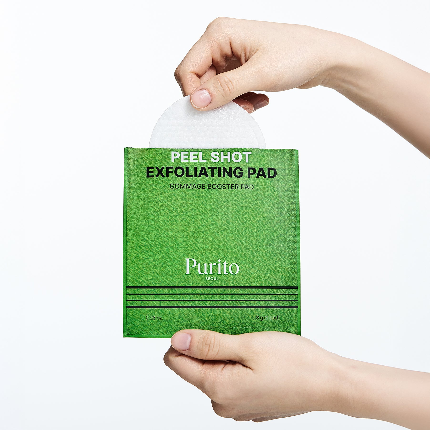 PURITO Peel Shot Exfoliting Pad 64g 8 Pads : boîte verte tenue par des mains, produit de marque PURITO sur fond clair.