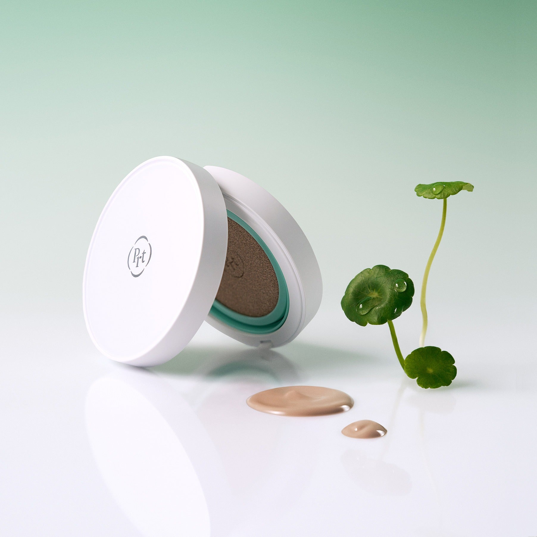 PURITO Wonder Releaf Celtella BB Cushion 15g de la marque PURITO, flacon ouvert sur fond clair avec plante de celtella