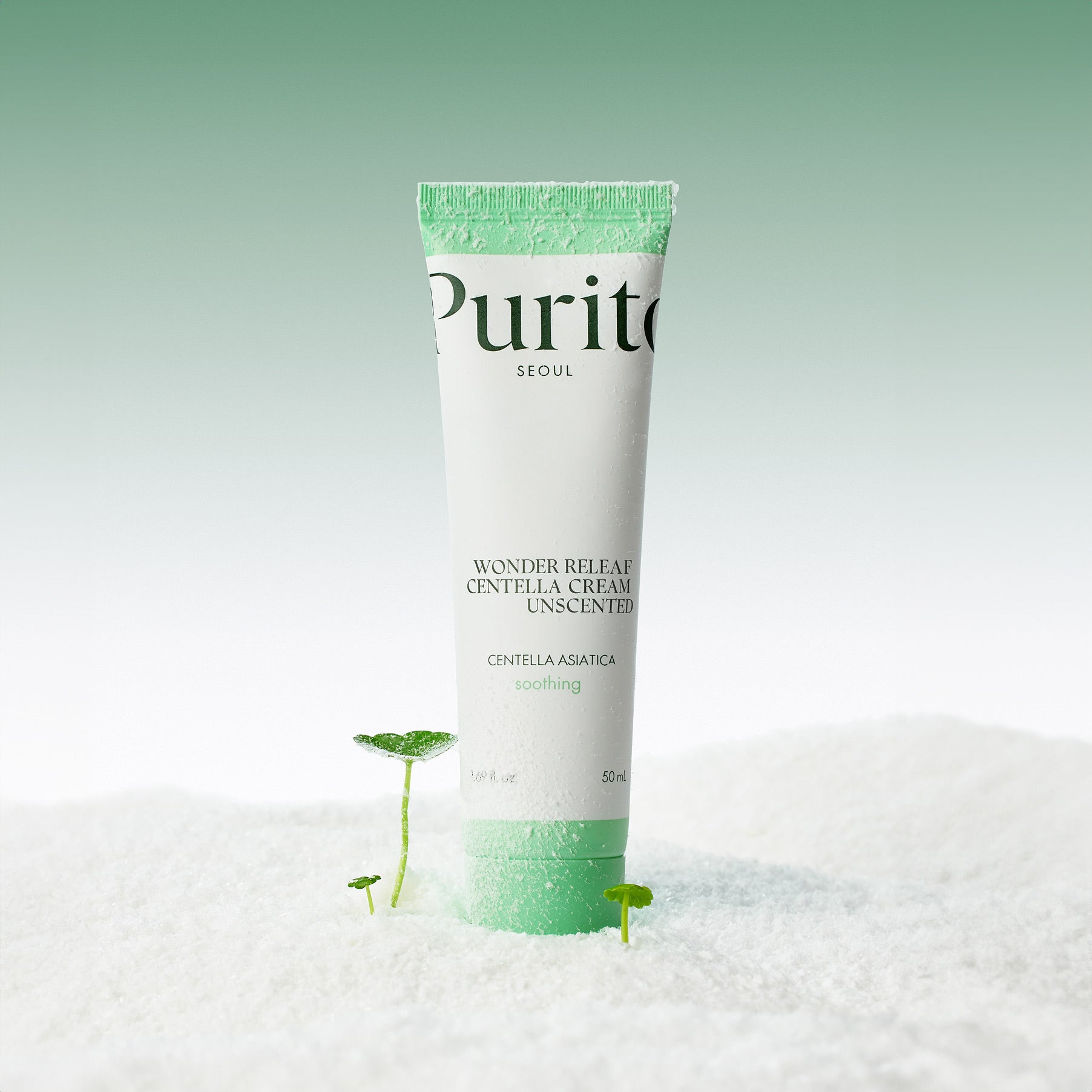 PURITO Wonder Releaf Centella Cream Unscented 50ml, crème Purito sur fond blanc, avec feuilles de centella vertes, contexte spa.