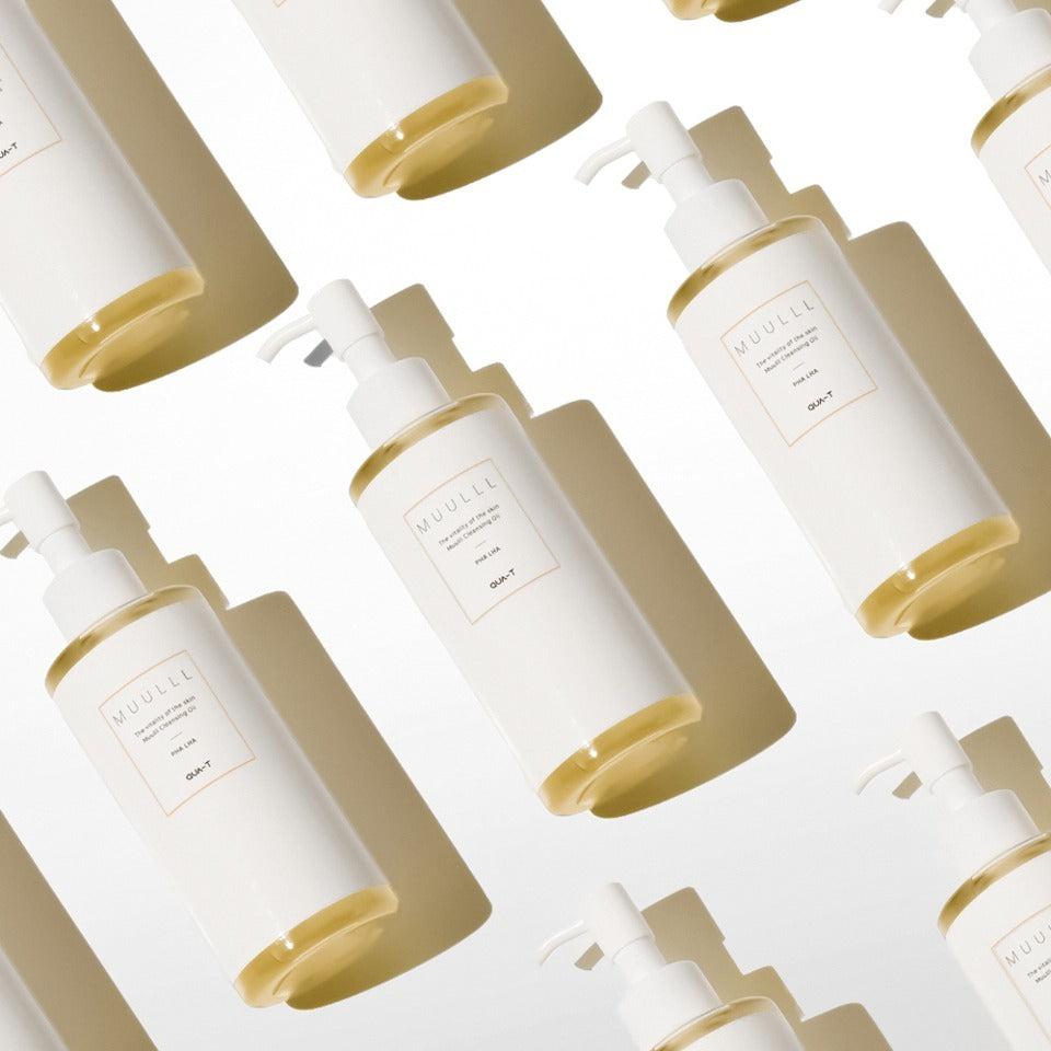 QUA-T Cleansing oil 200ml, flacons de l’huile de nettoyage de la marque QUA-T sur fond clair, contexte produit