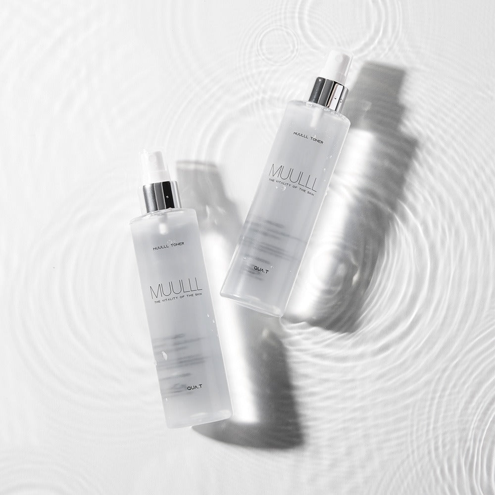 QUA-T Petavegan Large Capacity Toner 300ml de la marque QUA-T, bouteilles sur fond blanc texturé en studio.