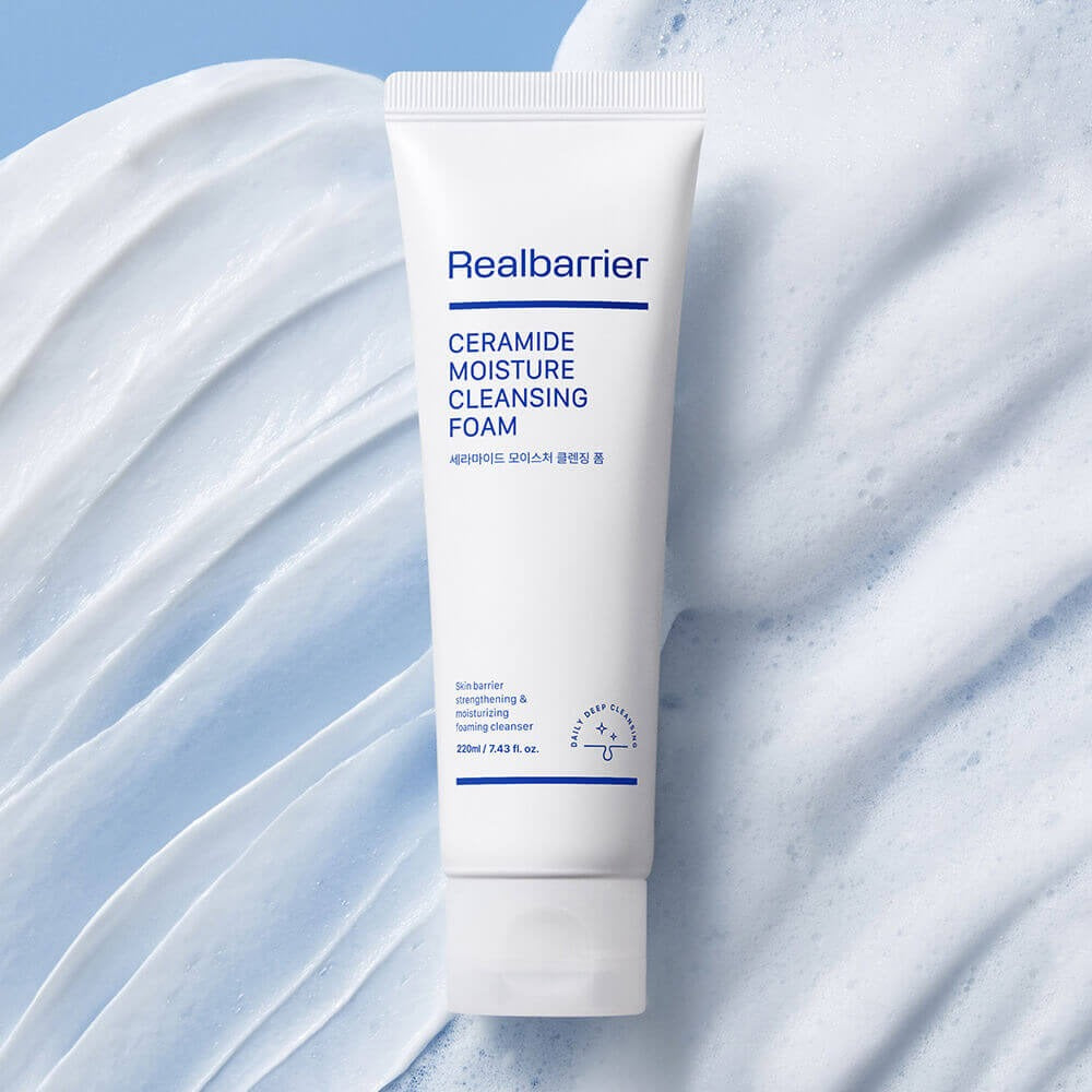 REAL BARRIER Ceramide Moisture Cleansing Foam 220ml de RealBarrier, tube sur fond bleu; mousse et contexte beauté.