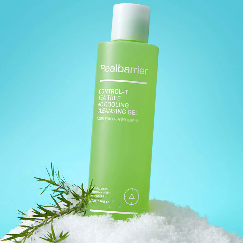REAL BARRIER Control-T Tea Tree AC Cooling Cleansing Gel 200ml de Realbarrier, gel rafraîchissant sur fond bleu avec brins de tea tree